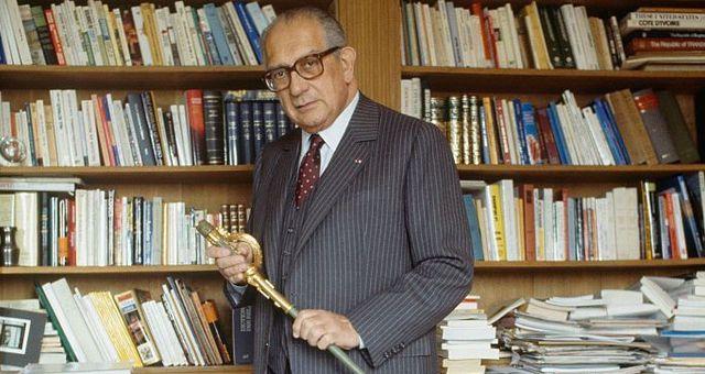 Jacques Soustelle (1912-1990) chez lui à Paris avec son épée d’académicien, le 20 mai 1984 ©Getty - Photo by Eric Préau/Sygma via Getty Images