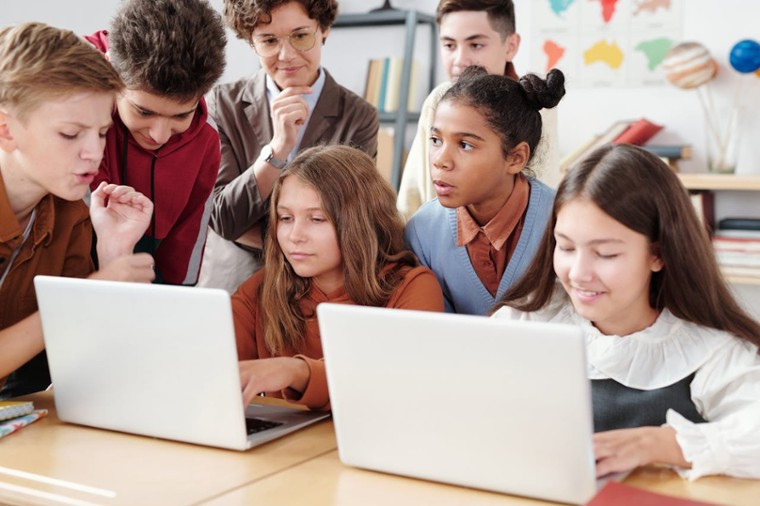 Apprendre à s’informer à l’ère d’internet | Vu par Mônica Macedo-Rouet
